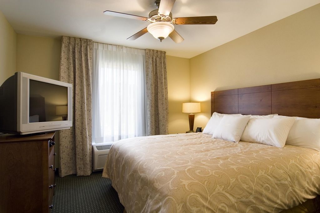 Larkspur Landing Extended Stay Suites St Louis Riverport Maryland Heights Room photo